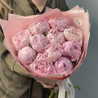 Букет из 11 розовых пионов