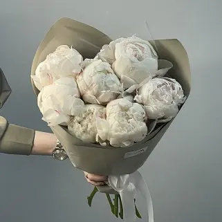 Букет из 7 белых пионов