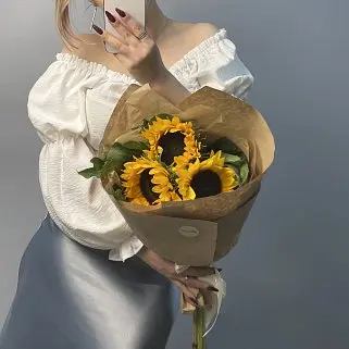Солнечный букет из 3 подсолнухов