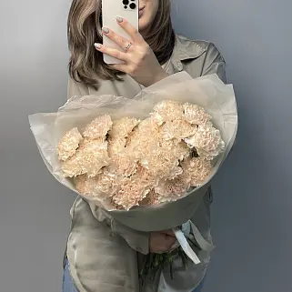 Букет из 25 персиковых гвоздик