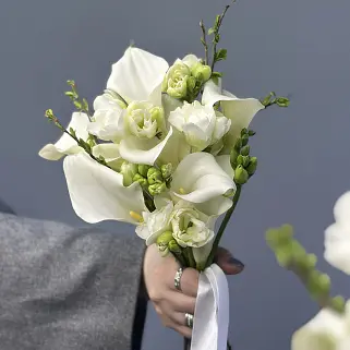 Букет невесты из калл, фрезий и прунуса