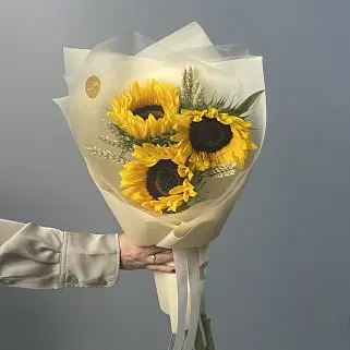 Букет из 3 подсолнухов и колосков