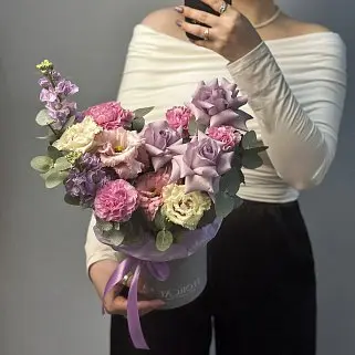 Букет в шляпной коробке Пурпур M