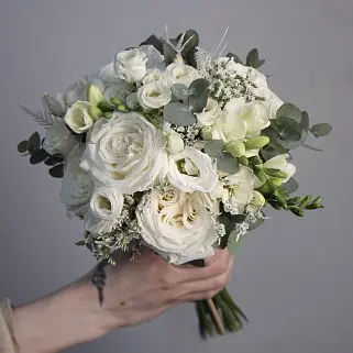 Классический белый свадебный букет невесты