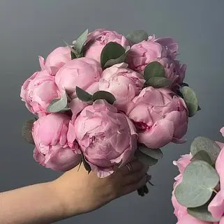 Свадебный букет невесты из 9 розовых пионов и эвкалипта