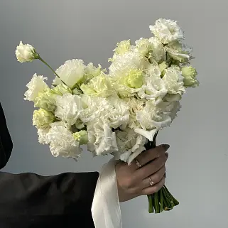 Лицевой свадебный букет невесты из эустомы