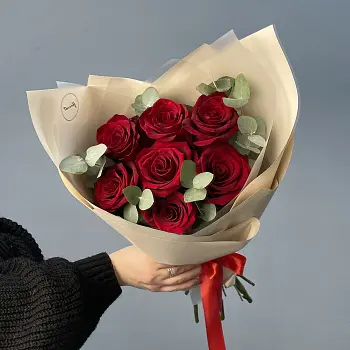 Букет красных роз Explorer и эвкалипта XS