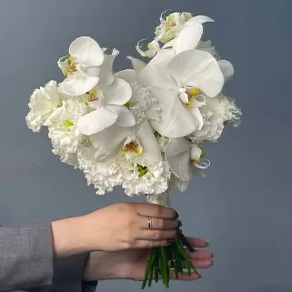 Свадебный букет невесты из эустомы и орхидей