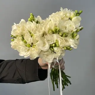 Раскидистый свадебный букет невесты из 29 фрезий