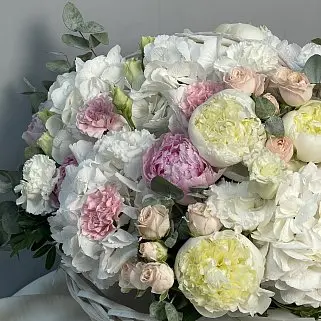 Садовая корзина с пионами