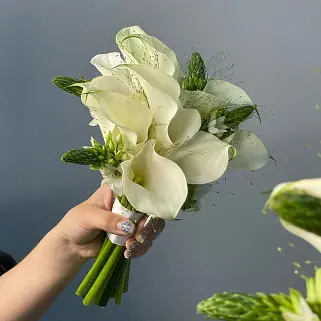 Свадебный букет невесты из калл и орнитогалума