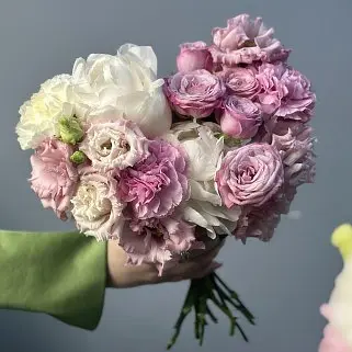 Бело-розовый раскидистый свадебный букет невесты