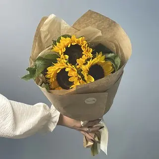 Солнечный букет из 3 подсолнухов