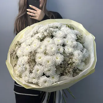 Букет из 15 хризантем Baltica и ваксфлауэра