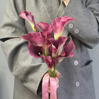 Раскидистый букет невесты из темных калл