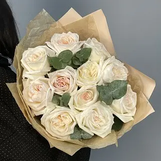 Букет пионовидных роз White O'Hara и эвкалипта S
