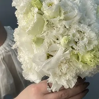 Классический свадебный букет невесты из эустомы