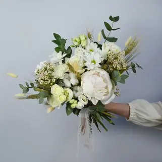 Полевой свадебный букет невесты с пионом #1