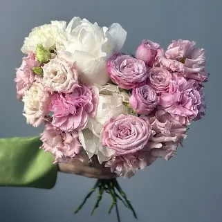 Бело-розовый раскидистый свадебный букет невесты