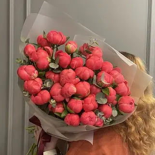 Букет из 35 пионов Coral Sunset и эвкалипта