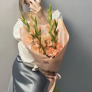 Букет из 5 персиковых гладиолусов