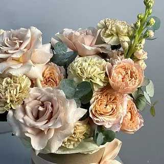 Букет в шляпной коробке Поздний завтрак M