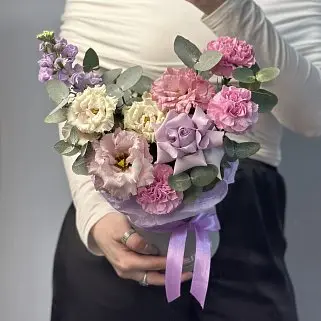 Букет в шляпной коробке Пурпур S