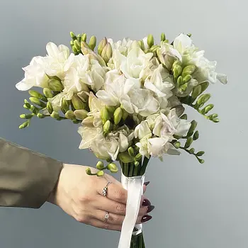 Раскидистый свадебный букет невесты из 19 фрезий