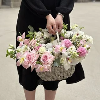 Розовая корзина с орхидеей S