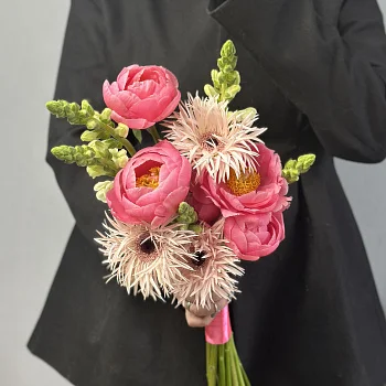 Розовый раскидистый свадебный букет невесты