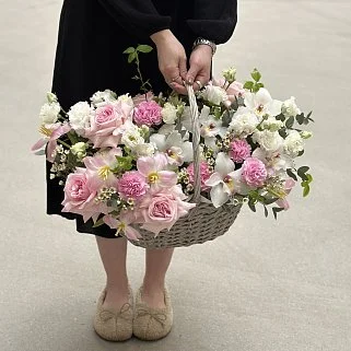 Розовая корзина с орхидеей M