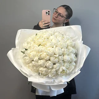 Букет из 51 белого пиона