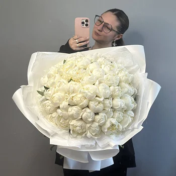 Букет из 51 белого пиона
