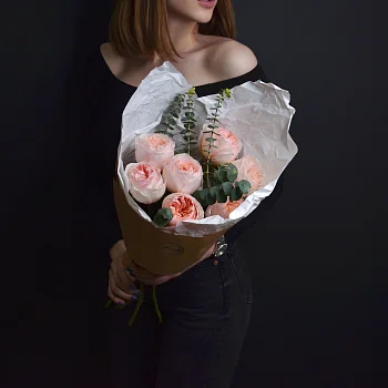 Букет пионовидных роз Juliet и эвкалипта S