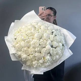 Букет из 101 белого пиона
