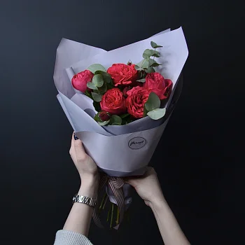 Букет пионовидных роз Red Piano и эвкалипта S