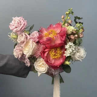 Свадебный букет невесты с пионом Садовый