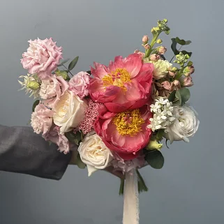 Свадебный букет невесты с пионом Садовый