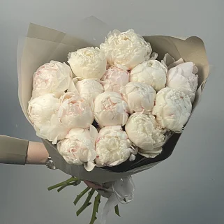 Букет из 15 белых пионов