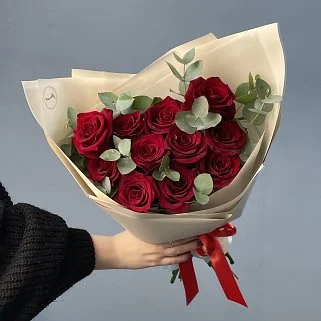 Букет красных роз Explorer и эвкалипта S