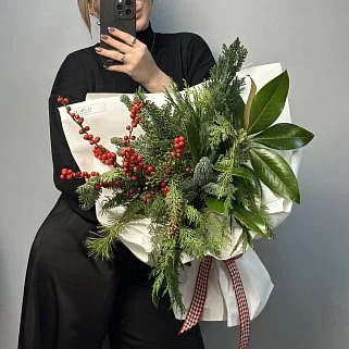 Зимний букет с хвоей и ягодками