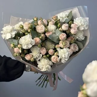 Дуо-букет роз Bombastic и белых гвоздик L