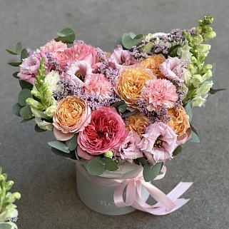 Букет в шляпной коробке Розовое кружево L