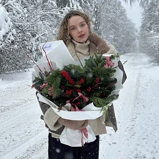 Зимний букет с ягодами илекса