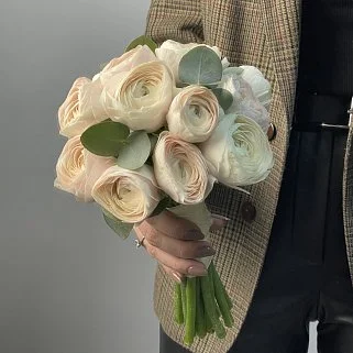 Свадебный букет невесты из 15 ранункулюсов