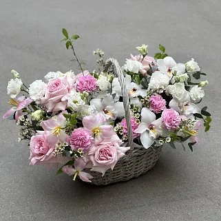 Розовая корзина с орхидеей M