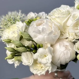 Свежий белый свадебный букет невесты