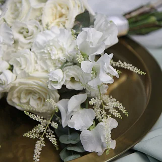 Светлый раскидистый свадебный букет невесты