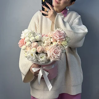 Розовая цветочная композиция