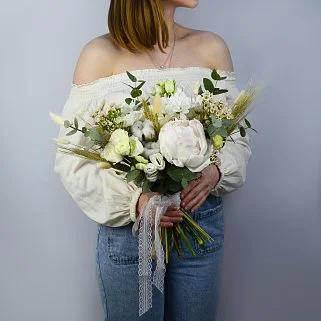 Полевой свадебный букет невесты с пионом #1